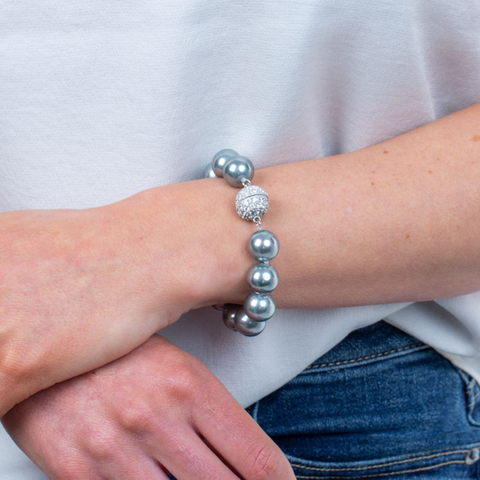 How to Style a Dainty Pearl Bracelet: Tips and Tricks for the Perfect Look