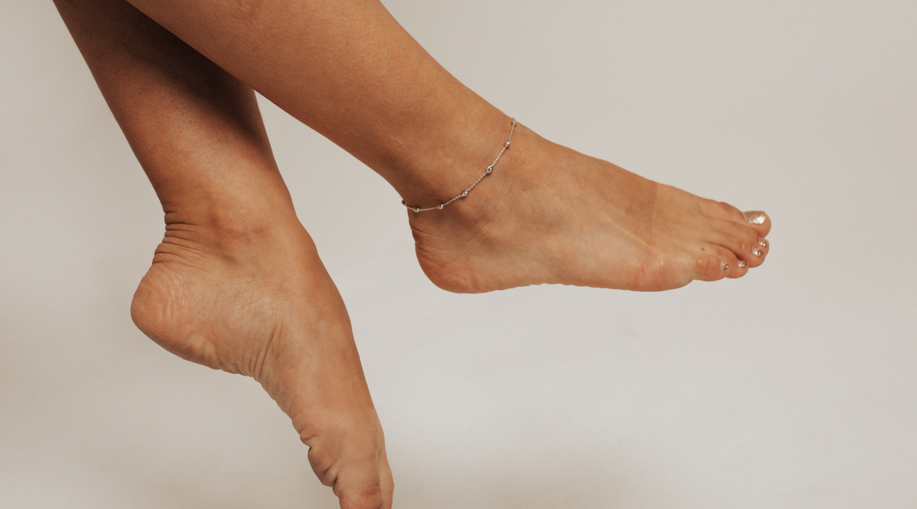 Which Ankle Should You Wear an Anklet On? | Shiels – Shiels Jewellers