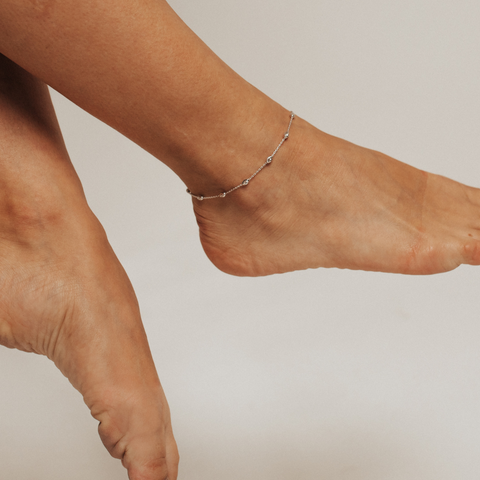 A Guide to the Most Popular Charm Anklets of 2023