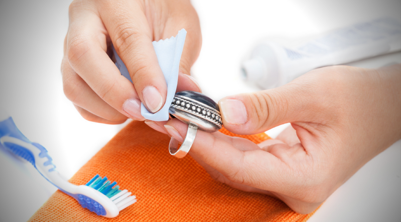 How to clean a silver hot sale ring with toothpaste