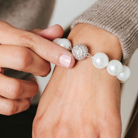 How to Coordinate a Pearl Bracelet with Your Wardrobe