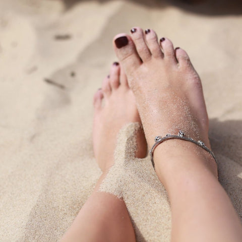 How to Style an Ankle Bracelet on a Summer Holiday