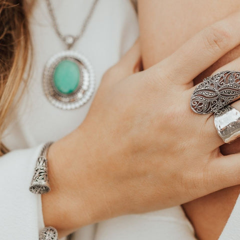 8 Tips on Choosing Silver Rings for Winter Outfits