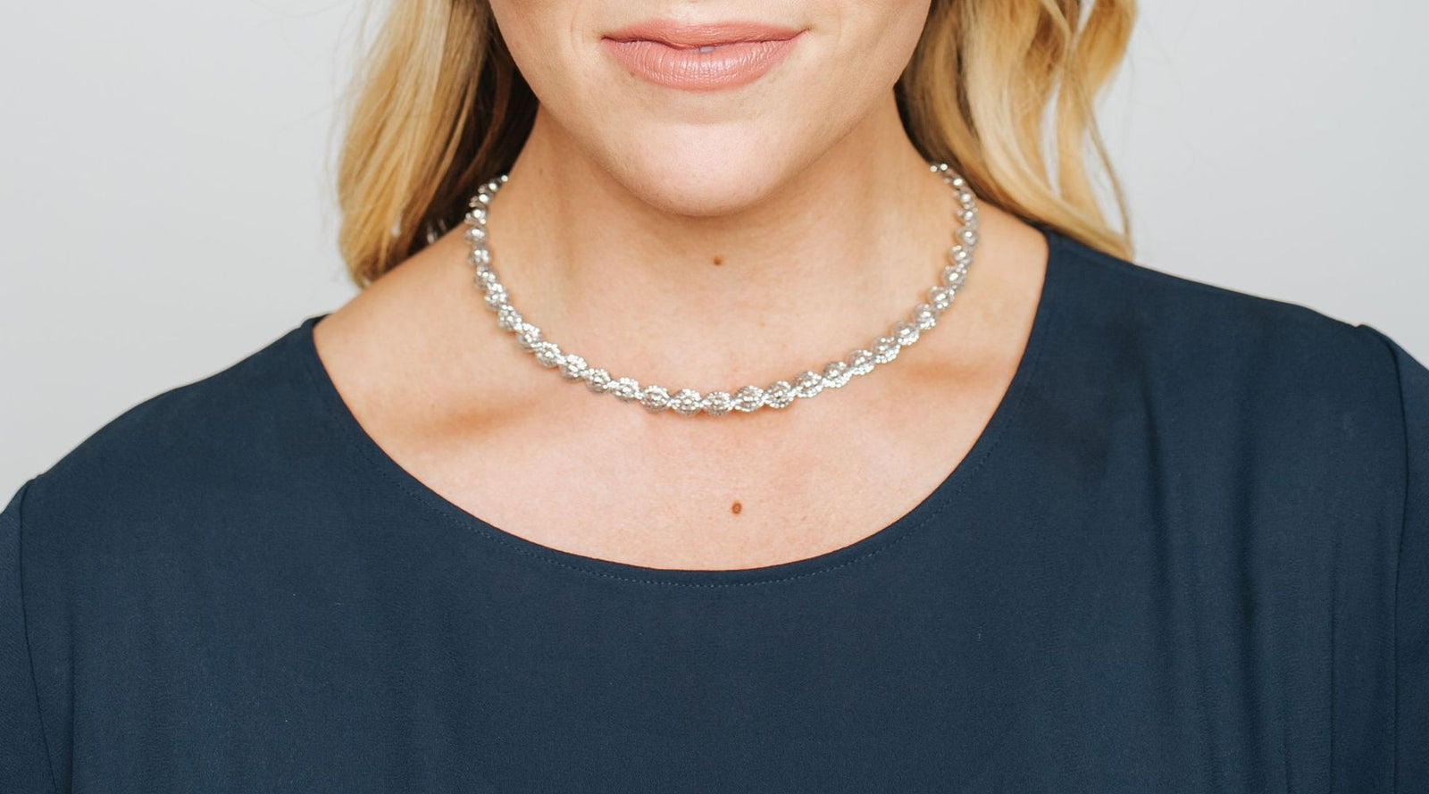 8 Benefits of Wearing Silver Necklaces with Your Outfits